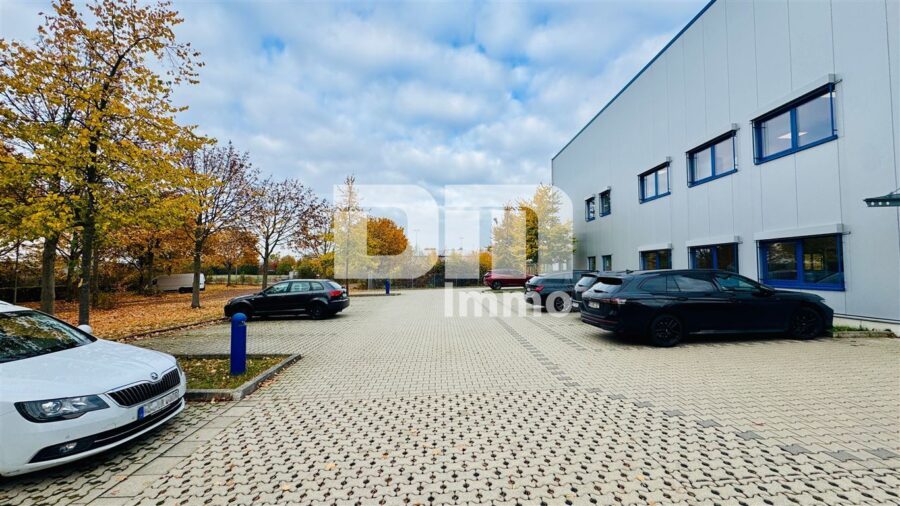 Moderne Produktions- & Lagerhalle mit Bürotrakt / Sozialräumen und Freiflächen in Kassel-Waldau - Verfügbare Stellplätze vor dem Büro